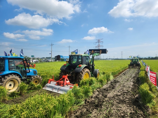 ▲ 최근 충남 예산군 봉산면 효교리에서 트랙터가 논을 갈아엎고 있다. 이날 논 갈아엎기 투쟁을 벌인 전국농민회총연맹 충남도연맹과 예산군농민회는 
