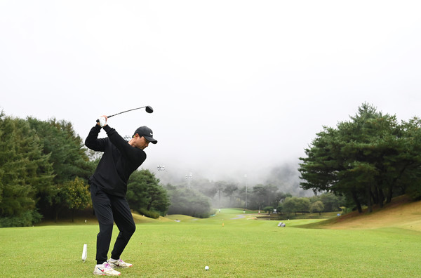 22일 충남 금산 에딘버러 컨트리클럽에서 열린 제12회 금산군수배 전국아마추어 골프대회에 참가한 한 남성골퍼가 호쾌한 드라이버를 날리고 있다. 김주형 기자 kjh2667_@cctoday.co.kr