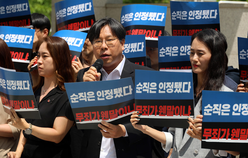 대전용산초 교사 사망사건을 수사해 온 경찰이 학교 관리자와 학부모 모두를 '무혐의 처분'한 것을 놓고, 사망 교사의 유족 측 법률대리인과 대전교사노조 등 교원단체들이 1일 대전경찰청 앞에서 재수사 촉구 기자회견을 열고 있다. 2024.7.1 사진=연합뉴스.