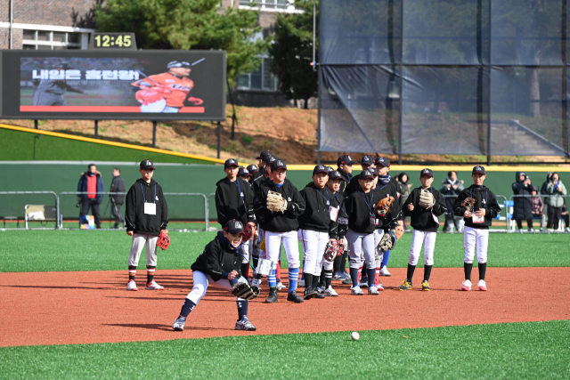 지난해 충남 홍성군 만해야구장에서 진행된 김태균 야구캠프. 사진 홍성군 제공