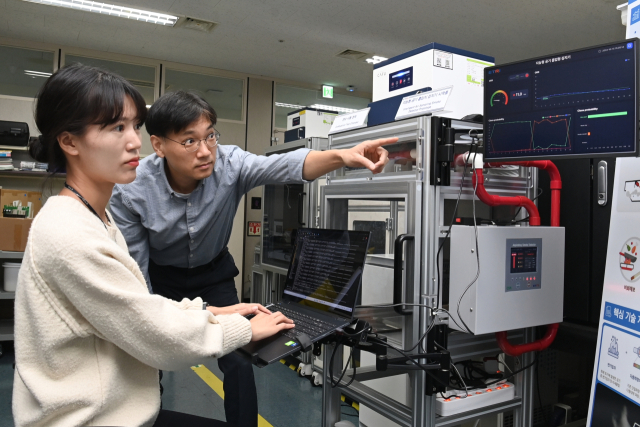 ETRI 연구진이 오경보 방지하는 지능형 화재감지 기술이 적용된 시제품에 대한 작동 시험 결과를 확인하는 모습. 한국전자통신연구원 제공