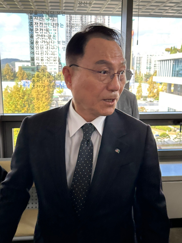 공직선거법 위반 혐의로 기소된 박상돈 충남 천안시장이 파기환송심 첫 공판을 마친 뒤 나오고 있다. 사진=이심건 기자