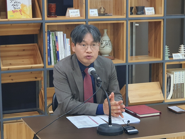 구상 충남도 환경산림국장이 23일 도청 기자실에서 간담회를 열고 환경부의 기후위기대응댐 후보지 발표와 관련해 설명하고 있다. 사진=권혁조 기자.