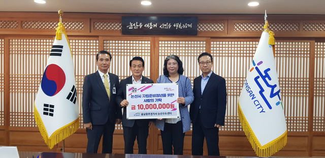 ▲K-water 충남중부권지사 논산수도센터는 24일 논산시청에서 백성현 논산시장과 심은수 K-water 충남중부권지사장이 참석한 가운데 논산시 자립준비청년을 위한 지원금을 전달했다.