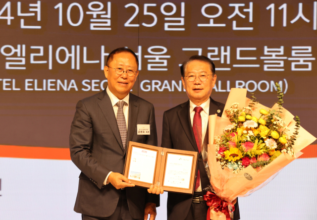 송인헌 괴산군수가 한국경제 공공서비스 부문 최고의 리더상을 수상했다. 괴산군 제공
