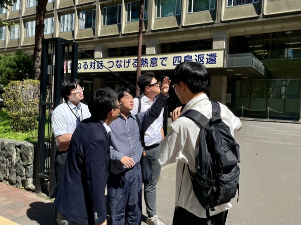 지난 8월, 공동취재단이 주민중심의 자치분권 제도인 도주제를 시범운영하고 있는 훗카이도를 찾아 취재하고 있는 모습.