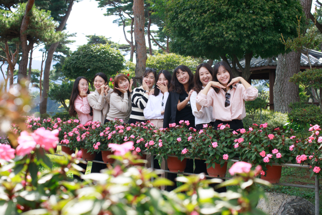 지난 9~11일 인지면 ‘쉼이 있는 정원’을 배경으로 진행된 관광 스냅사진 이벤트 사진. 서산시 제공