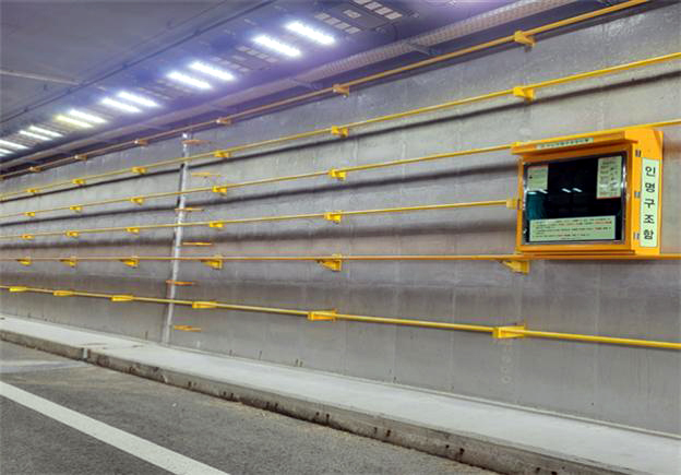 궁평2지하차도 내에 설치된 비상사다리와 인명구조함[충북도 제공. 재판매 및 DB 금지]