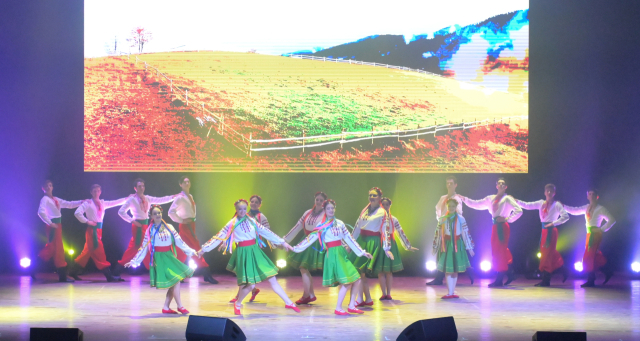 (주)월드브릿지는 지난 26일 우크라이나 키이우 국립대학 대강당에서 열린 ‘전쟁 종식 염원- 우크라이나 희망 콘서트’를 후원했다. 월드브릿지 제공