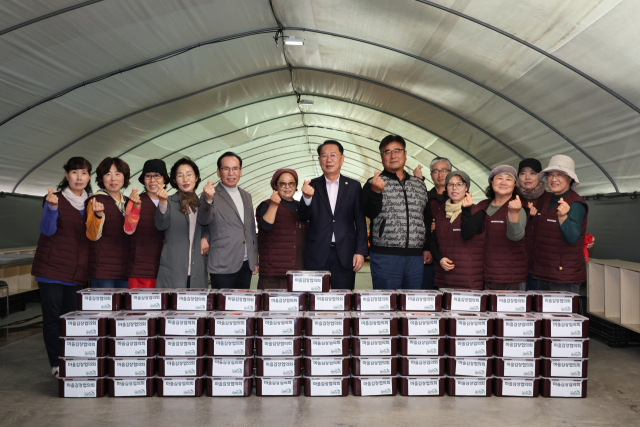 29일 괴산군 마을김치추진위원회는 문광면 숲골농원에서 김장김치 1000㎏을 직접 담가 저소득층 가정에 전달했다. 괴산군 제공