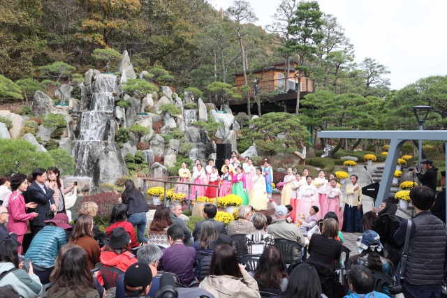 29일 진천아트포레 수목원에서 2024년 세계산림치유포럼을 기념하는 힐링 콘서트가 열리고 있다. 진천군 제공