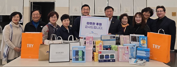 ▲ 바르게살기운동 아산시협의회는 아인하우스 아동들에게 150만원 상당의 겨울 언더웨어을 선물했다. 김일환 명예기자