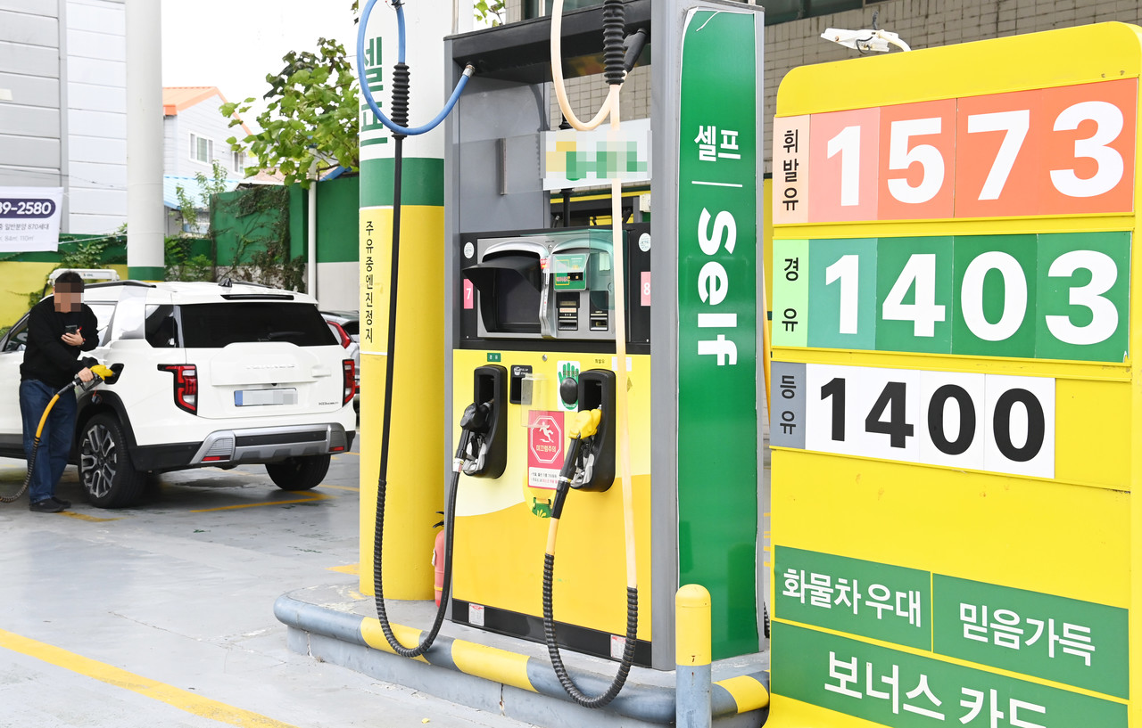 휘발유 가격 상승세가 2주 연속 이어지고 있는 가운데 29일 대전 동구의 한 주유소에 게시된 유가정보 게시판에 휘발유와 경유가 각각 1,573원, 1,403원을 나타내고 있다. 한국석유공사 유가정보서비스 오피넷에 따르면 대전 주유소의 휘발유 평균 판매가격은 전날보다 1원 오른 리터당 1,596원을 나타냈다. 김주형 기자 kjh2667_@cctoday.co.kr