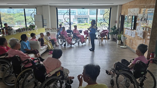 보령요양원(김완태 원장)은 지난 2일 입소중인 어르신들의 정서적인 도움을 드리고자 아름다운 공연으로 원내 공간을 따뜻하게 채웠다.