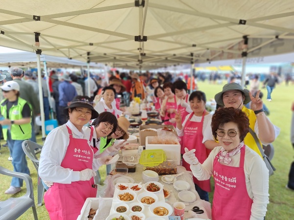 보령시사회복지협의회 사회복지시민대학 소속 자원봉사단 20기(강상희 회장)는 지난 5일 만세보령문화제 행사에서 충청수영성 전통주막과 떡메치기 봉사활동을 지원했다.