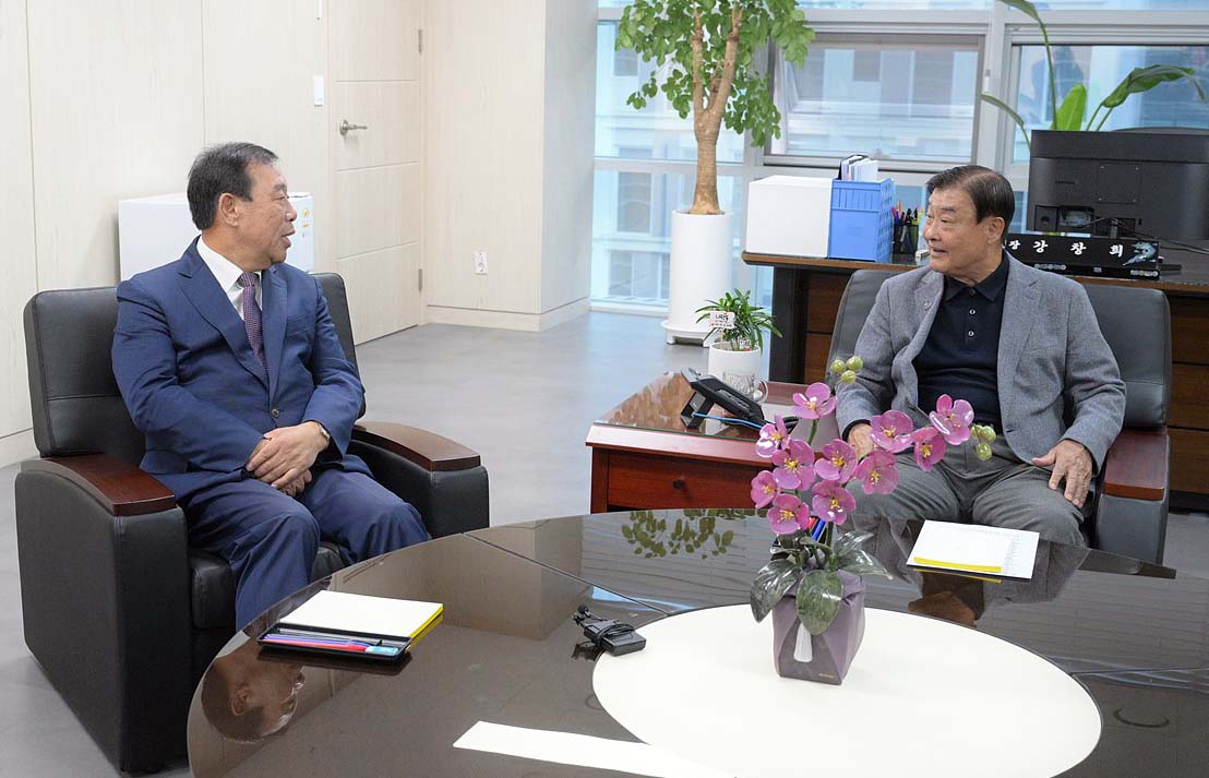 최민호 세종시장과 강창희 하계세계대학경기대회 조직위원장이 29일 오전 조직위 사무실에서 만나 대화하고 있다. [세종시 제공. 재판매 및 DB 금지]