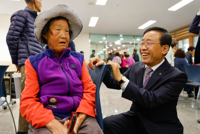 농림축산식품부에서 운영하는 농촌 왕진버스가 지난 29일 충북 단양군 영춘면 온달문화복지회관에 방문했다. 사진은 김문근 단양군수가 주민과 이야기를 나누고 있다. 단양군 제공