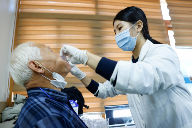 농림축산식품부에서 운영하는 농촌 왕진버스가 지난 29일 충북 단양군 영춘면 온달문화복지회관에 방문했다. 사진은 치과 선생님의 치료하는 모습. 단양군 제공