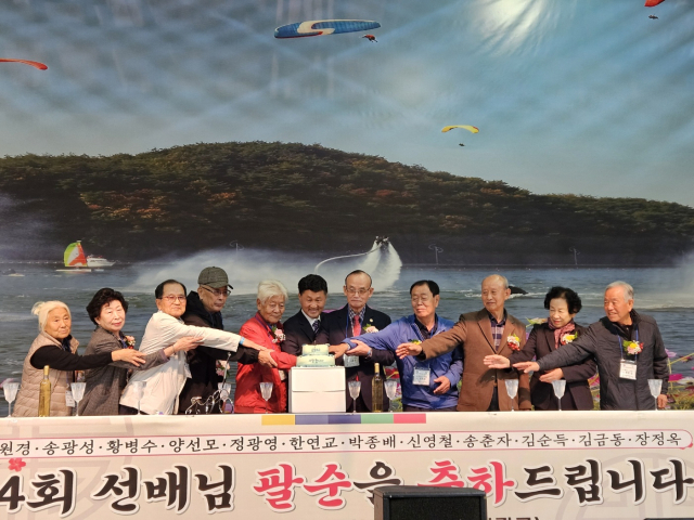 단양중·단양공업고등학교(한국호텔관광고) 총동문회 정기총회 및 한마당잔치가 지난 26일 열려 성황리에 마쳤다. 사진은 팔순을 맞이한 14회 동문들의 케이크 절단식 모습. 단양=이상복 기자 cho2225@cctoday.co.kr