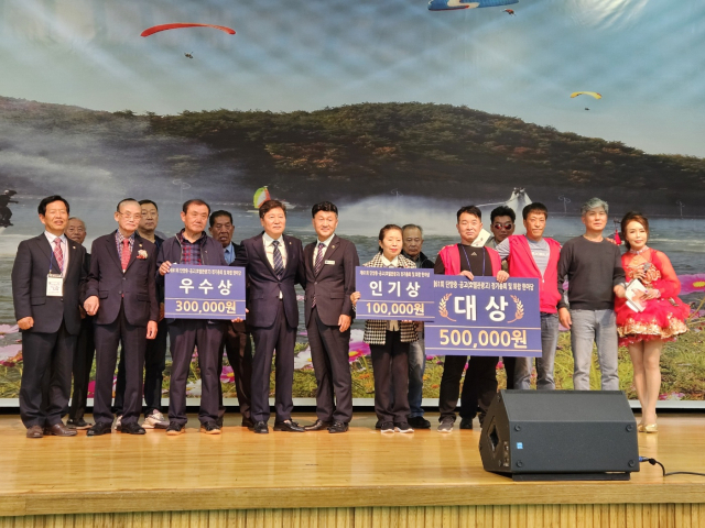 사진은 동문 노래 자랑 참가자와 수상자들과 오영탁 총동문회장, 전병호 추진위원장, 조성룡 군의원, 정원경 고문 등이 축하했다. 단양=이상복 기자 cho2225@cctoday.co.kr