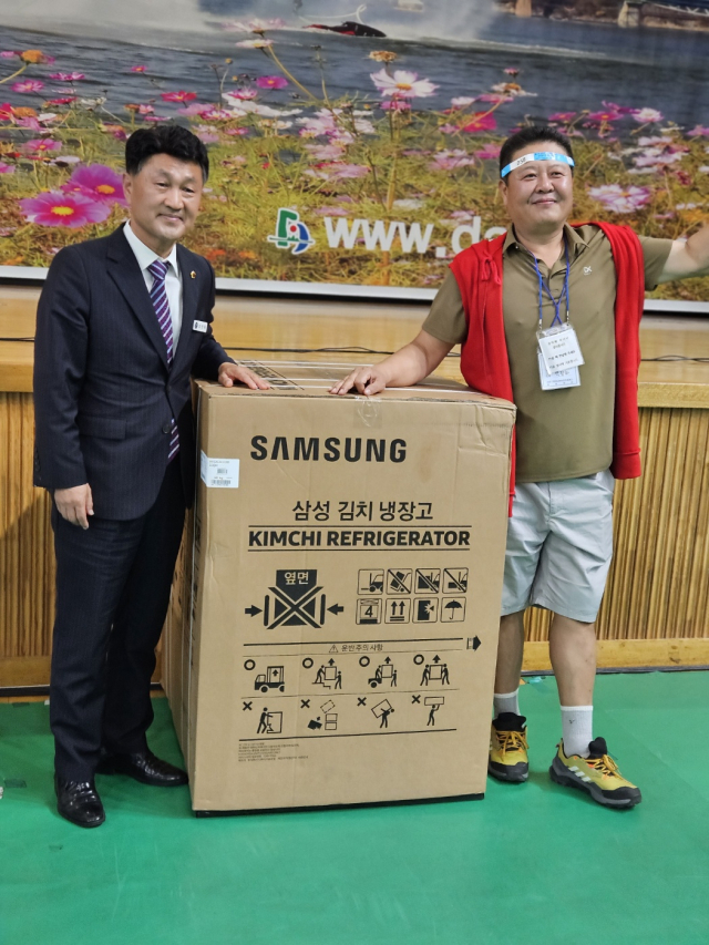 사진은 오영탁(좌측) 총동문회장이 경품 추첨에서 1등에 당첨된 박광하 동문에게 냉장고를 전달하고 있다. 단양=이상복 기자 cho2225@cctoday.co.kr