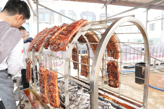 충남 홍성 글로벌바비큐페스티벌에서 선보일 터널 바비큐. 사진=김지현 기자