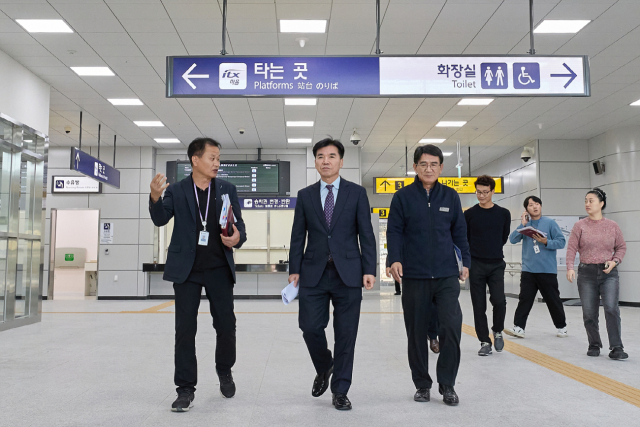 조일교 아산시장 권한대행이 2일 개통을 앞둔 서해선 인주역사를 찾아 현장점검을 하고 있다. 아산시 제공