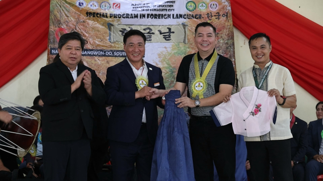 정영철 영동군수가 두마게티시 국립고등학교를 방문해 기념하는 의미로 학생들에게 전통 의상 한복을 전달했다.