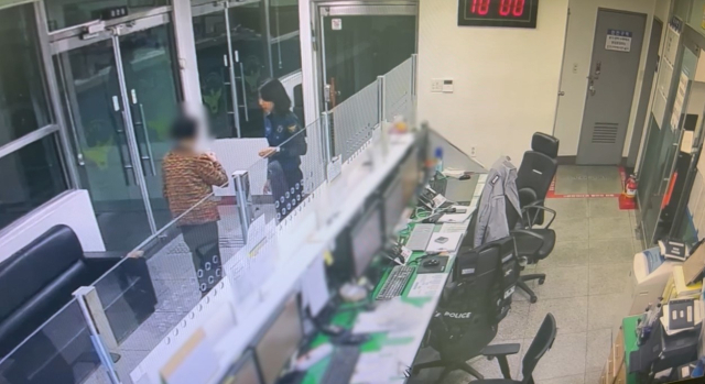 지난 13일 오후 10시경 대전역지구대에 찾아온 실종 치매노인과 송민지 경사가 대화를 나누고 있다. 대전경찰청 제공