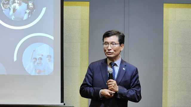 31일 윤건영 충북도교육감이 충주를 방문해, 주요 기업인들에게 충북 미래 교육의 방향과 기업의 역활에 대해 강의를 하고 있다.사진=김의상 기자