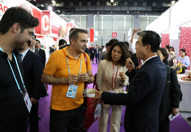 김 지사는 지난 31일 광둥성 광저우 캔톤페어 컨벤션센터에서 열린 제136회 중국 수출입상품교역회를 찾아 해외 바이어에게 도내 중소기업 제품을 홍보하고 있다. 충남도 제공.