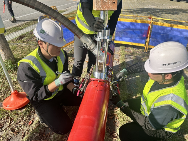 직원들이 비상훈련에서 복구작업을 실시하고 있다. 사진=미래엔서해에너지 제공