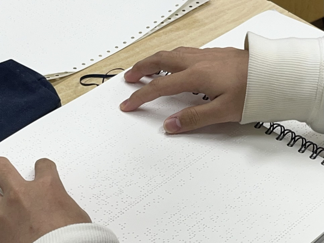 1일 방문한 대전맹학교에서 한 학생이 점자교과서로 학습하고 있다. 평소엔 보조공학기기를 더 많이 활용한다고 설명했다. 사진=조정민 기자