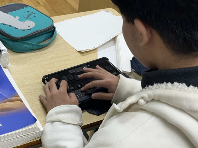 1일 방문한 대전맹학교에서 한 학생이 보조공학기기로 학습하고 있다. 사진=조정민 기자