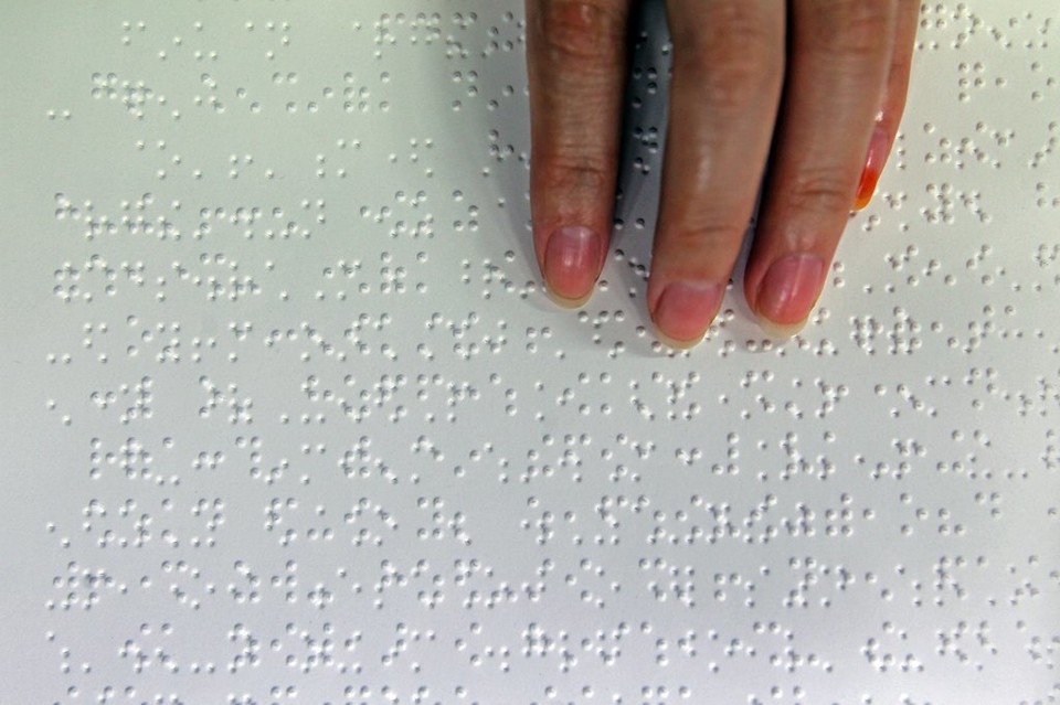 점자책 읽는 손 [연합뉴스 자료사진]