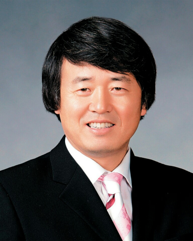 옥천군 동이면 조령2리 오광식 이장이 강사로 나서 새재마을 이장이 바라본 금강수계기금에 대한 강의를 한다(사진/옥천군 제공)