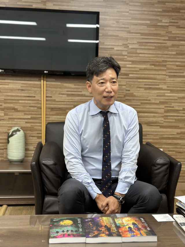 인터뷰에 응하고 있는 권중영 변호사. 사진=함성곤 기자