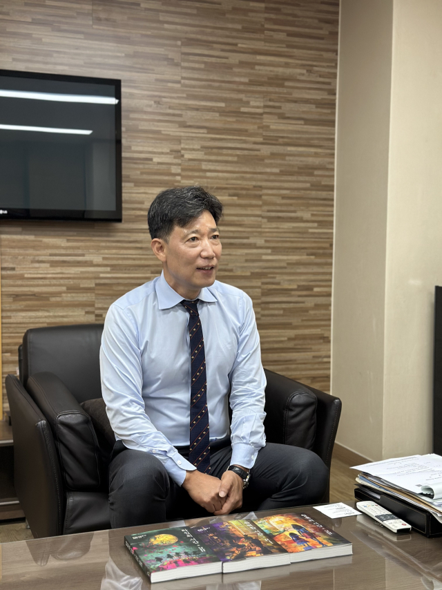 인터뷰에 응하고 있는 권중영 변호사. 사진=함성곤 기자