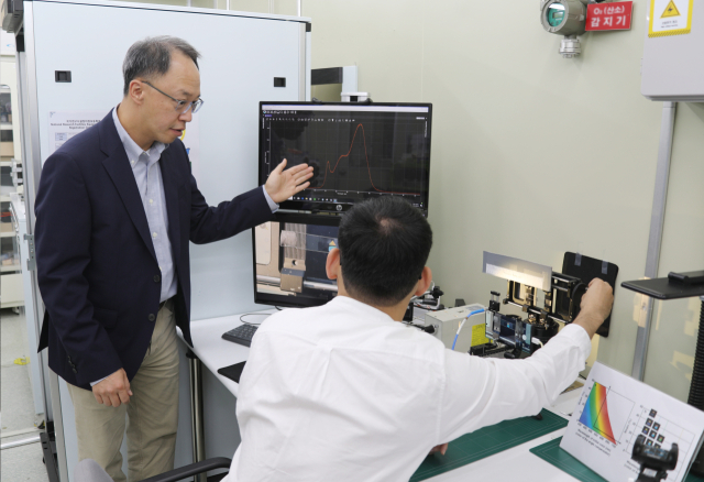 한국기계연구원 나노리소그래피연구센터 윤재성 책임연구원이 필름 나노광학 소자 측정결과에 대해 설명하고 있다. 한국기계연구원 제공