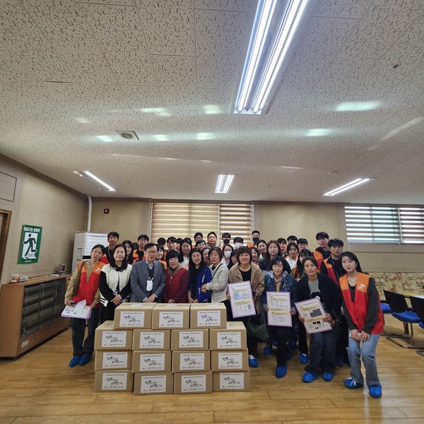 ▲ 지난 10월 31일 요양원 종사자 30여 명이 참여한 행복나눔 사랑잇기 결연봉사 활동.  서산시사회복지협의회 제공