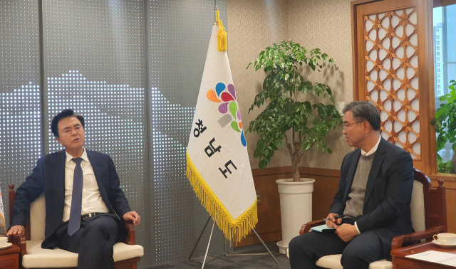 김태흠 충남지사와 박재현 환경부 물관리정책실장이 5일 도청 접견실에서 만나 지천댐과 관련해 이야기하고 있다. 사진=권혁조 기자.