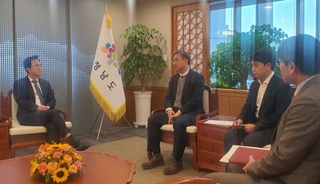 김태흠 충남지사와 박재현 환경부 물관리정책실장 등이 5일 도청 접견실에서 만나 지천댐과 관련해 이야기하고 있다. 사진=권혁조 기자.