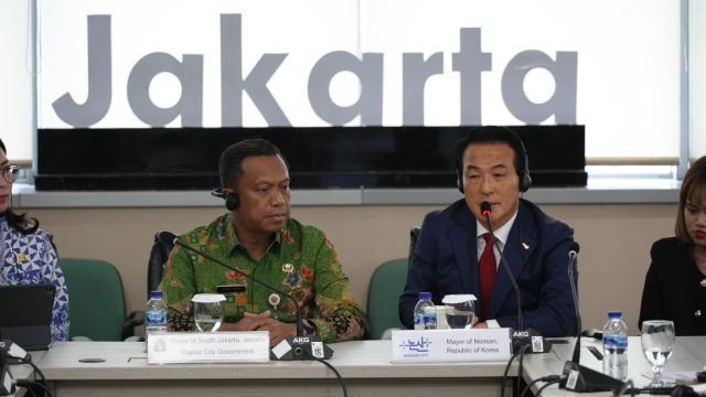 ▲2025 논산 농식품 해외박람회 공동개최 업무협약을 위해 만난 문지린 자카르타시장과 백성현 논산시장