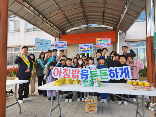 농협 서천군지부가 장항중앙초에서 진행한 아침밥먹기 캠페인 모습.사진=농협 서천군지부 제공.