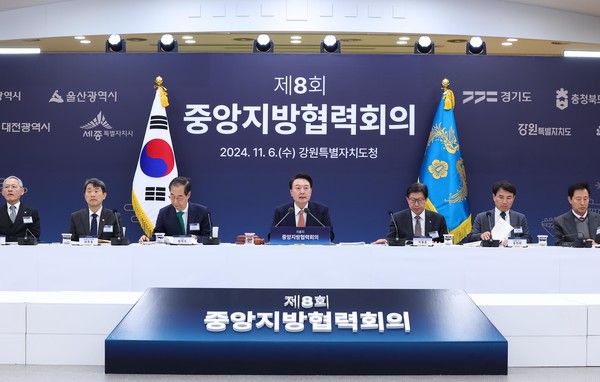 윤석열 대통령이 6일 강원도청에서 열린 '8회 중앙지방협력회의'에서 발언하고 있다.왼쪽부터 유인촌 문화체육관광부 장관, 이주호 사회부총리 겸 교육부 장관, 한덕수 국무총리, 윤 대통령, 대한민국시도지사협의회장 박형준 부산광역시장, 김진태 강원특별자치도지사, 오세훈 서울시장. 2024.11.6 [대통령실통신사진기자단]