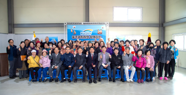 K-water 충주댐 지사와 제천시 노인회가 함께하는 사랑의 김장나눔 행사가 6일 봉양읍 명도1리 경로당에서 김창규 제천시장, 박영기 시의장, 최동수 지회장, 안문행 K-water 충주댐 지사 관리부장, 박경구 명도1리 노인회장, 회원들이 참석했다. 제천시 제공