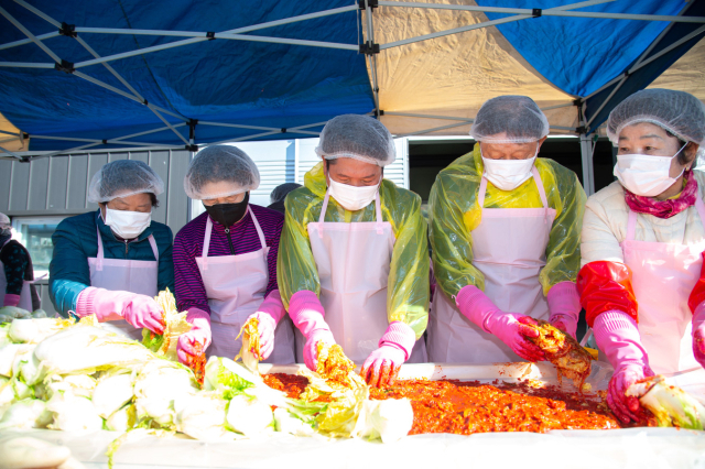 K-water 충주댐 지사와 제천시 노인회가 함께하는 사랑의 김장나눔 행사가 6일 봉양읍 명도1리 경로당에서 김창규 제천시장, 박영기 시의장, 최동수 지회장, 안문행 K-water 충주댐 지사 관리부장, 박경구 명도1리 노인회장, 명도1리 부녀회 회원들이 참석해 김장김치를 버무리고 있다. 제천시 제공