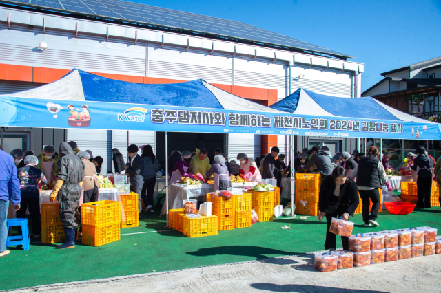 K-water 충주댐 지사와 제천시 노인회가 함께하는 사랑의 김장나눔 행사가 6일 봉양읍 명도1리 경로당에서 김창규 제천시장, 박영기 시의장, 최동수 지회장, 안문행 K-water 충주댐 지사 관리부장, 박경구 명도1리 노인회장, 회원들이 참석해 김장김치를 버무렸다. 제천시 제공