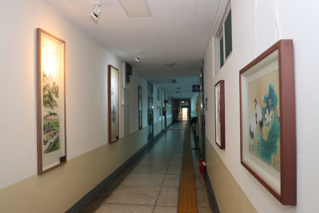 진천군이 준공 50년을 맞은 군 청사 본관 2층 복도에 오는 11일부터 갤러리를 운영한다. 