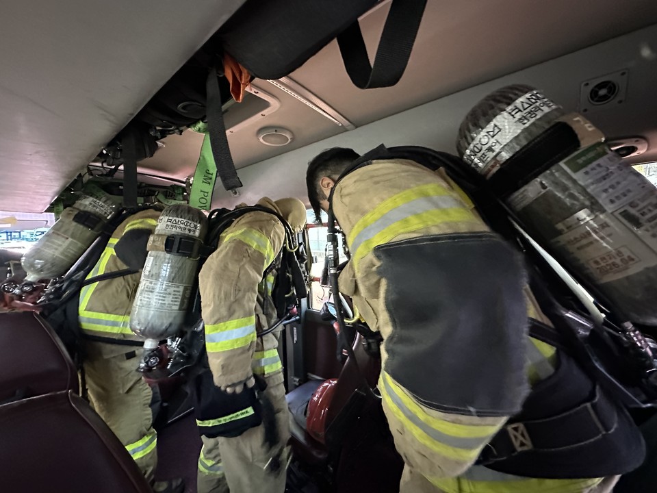 5일 대전동부소방서 구조대원들이 음식물 탄화 신고를 받고 현장으로 출동하며 출동 차량 안에서 방화복과 장비를 착용하고 있다. 사진=함성곤 기자.